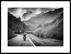 Постер горы мотоцикл дорога путь поездка черно-белый чб