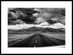 Черно-белый постер с дорогой в горы облака чб